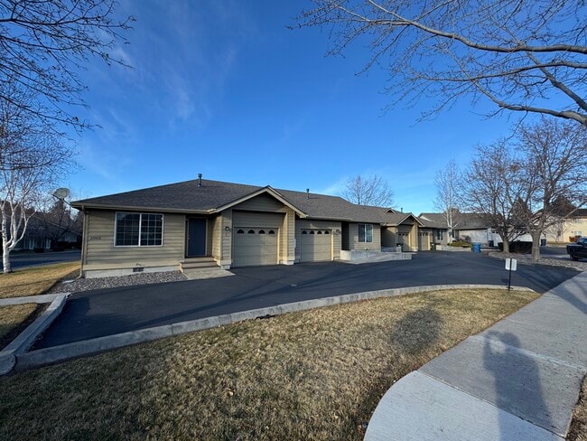 Building Photo - 2062 NE Chanel Ct