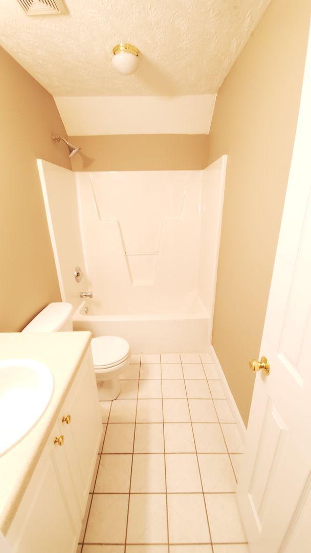 Building Photo - 3 Bedroom Home in Gated Community