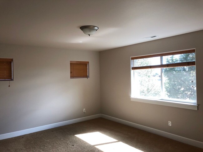 Building Photo - 4 Bedroom / 2.5 Bathroom Home in SE Bend