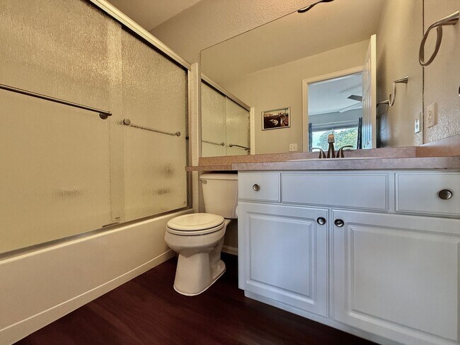 Building Photo - Beautiful 2 Bedroom Townhome- Minutes from...