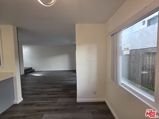 Building Photo - 517 N Francisca Ave