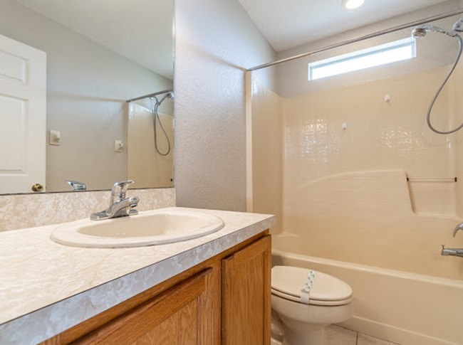 Building Photo - MOVE IN SPECIAL- Spacious 3/2 Duplex in St. Cloud Located Close to Lakefront