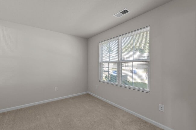 Building Photo - Spacious Home for Rent in Portsmouth!