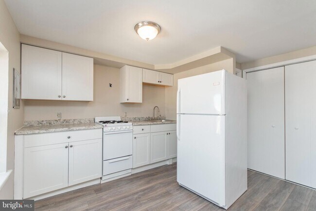 Building Photo - 2701 E Somerset St