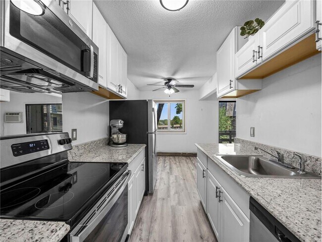 Building Photo - 4407 Wilshire Blvd