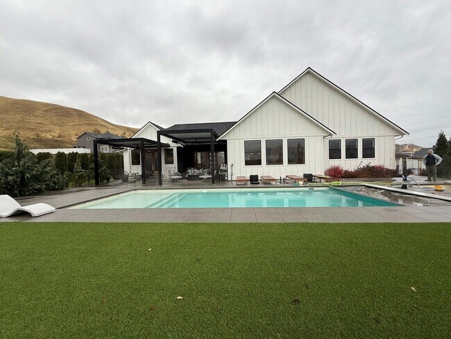 Building Photo - Now renting 4 bedroom Luxury House, stillporoperties.com