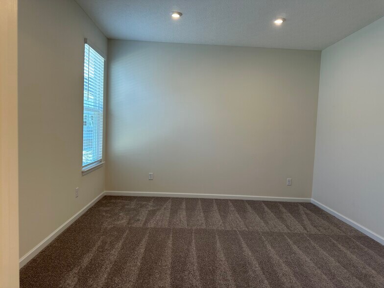 Building Photo - 1242 Fairstone Dr