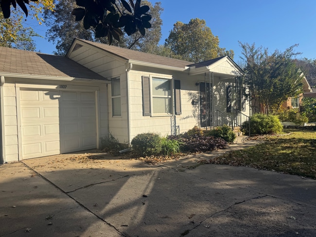 Building Photo - 1107 W Apache St