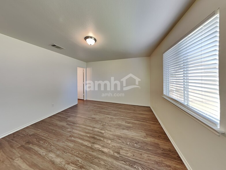Building Photo - 100 Meadow Lark Ln