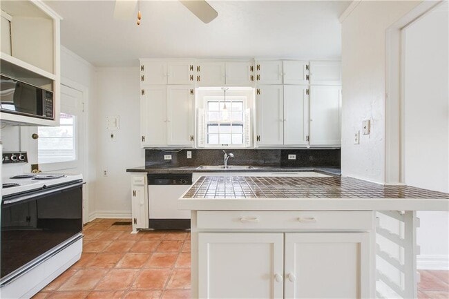 Building Photo - 1600 NW 38th St