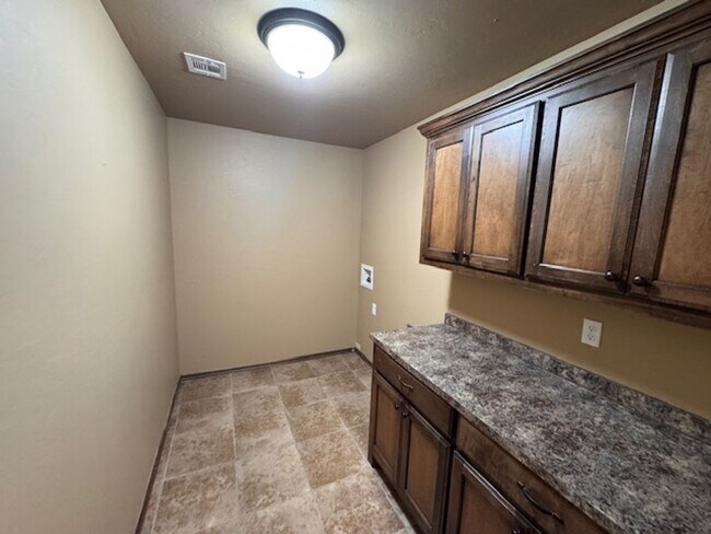 Building Photo - 3 bed 2 bath duplex in Chickasha