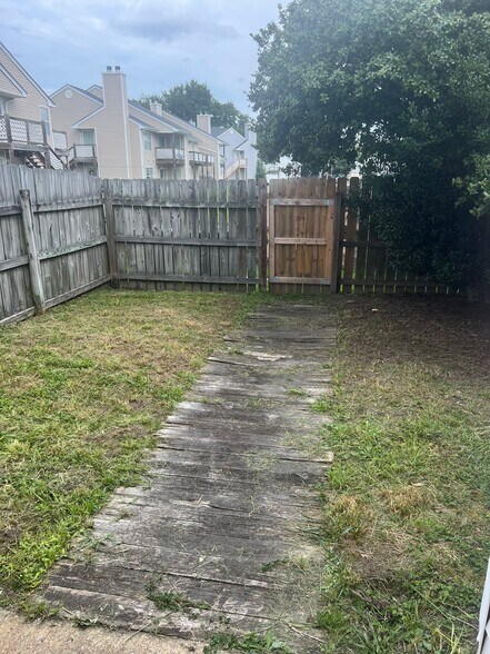 Building Photo - 522 Hollomon Dr