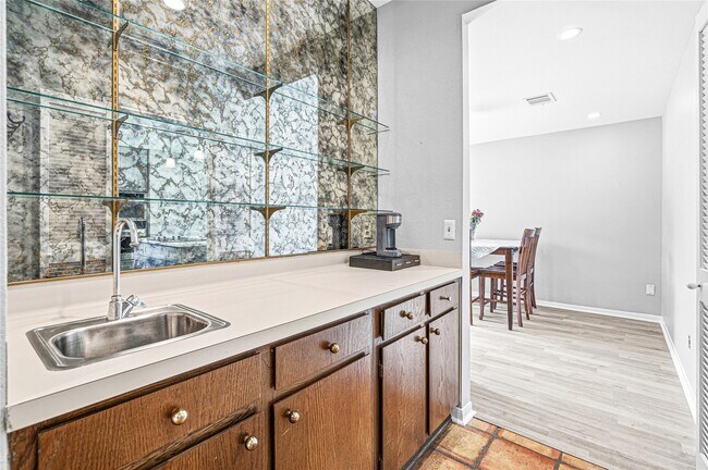 Building Photo - 1046 Apache Falls Dr