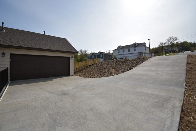 Building Photo - 3 Bedroom 2 Bathroom Home In Fayetteville Arkansas.