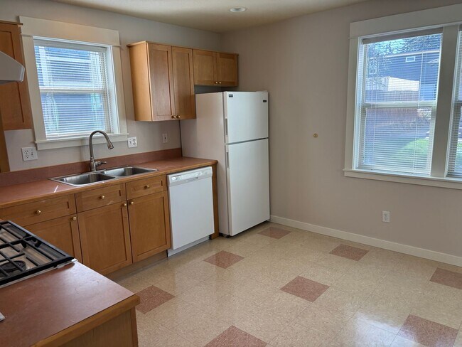Building Photo - 437 NE Irving Ave