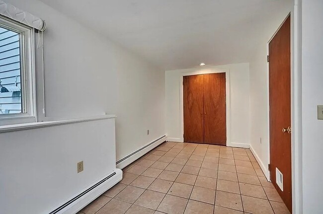 Building Photo - 483 Montague Rd