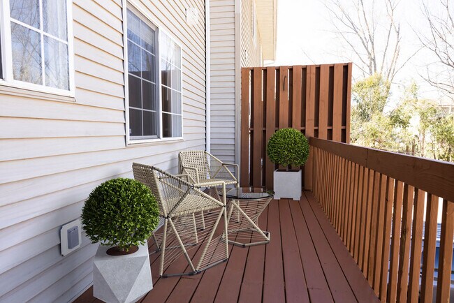 Deck - 433 W Zeller St