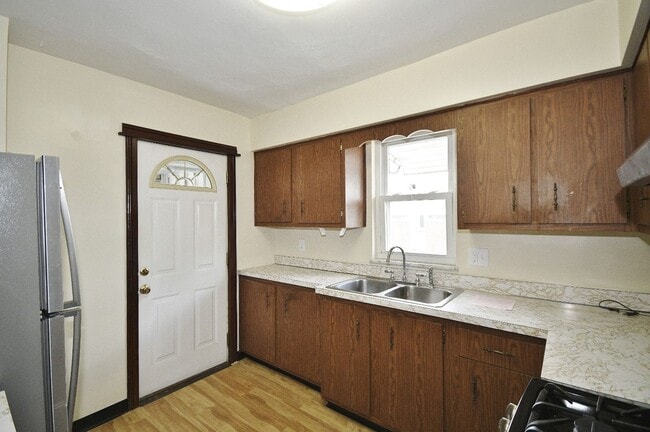 Building Photo - Charming 3-bedroom, 1-bathroom house locat...