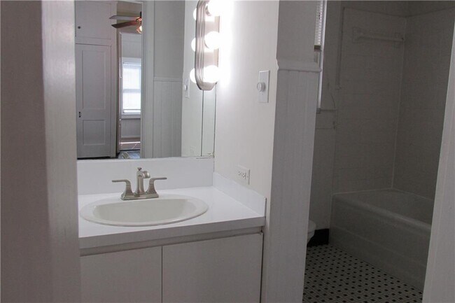 Building Photo - 800 San Antonio St