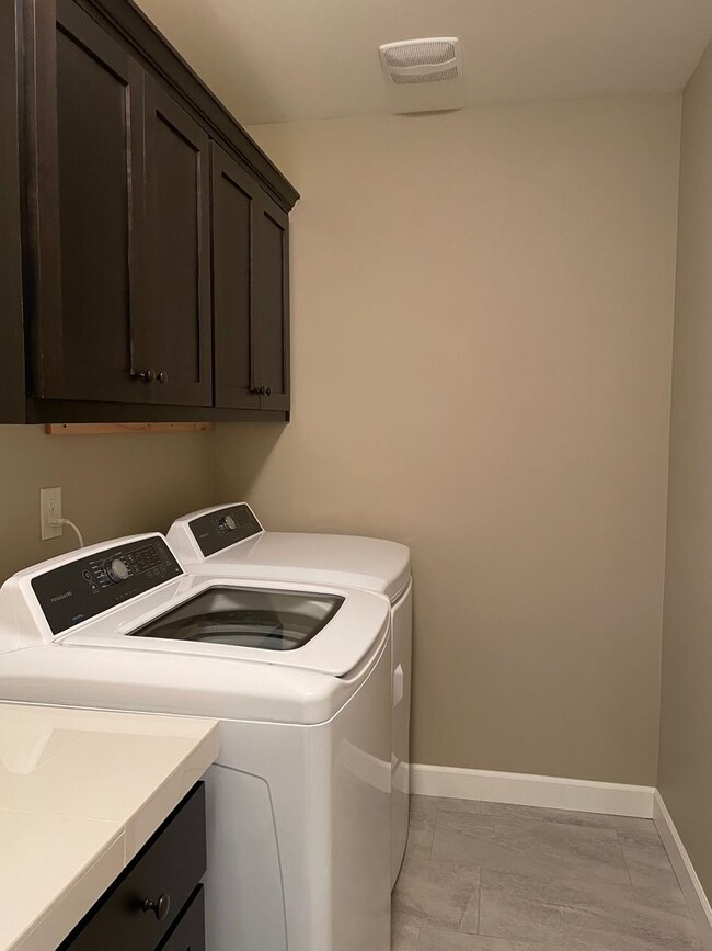Building Photo - LUXURY 4 Bed Camas Townhome! Gated Communi...