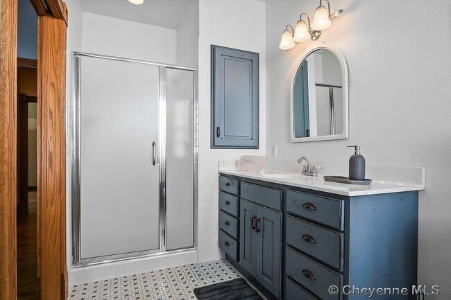 Building Photo - Charming Three Bedroom Home!