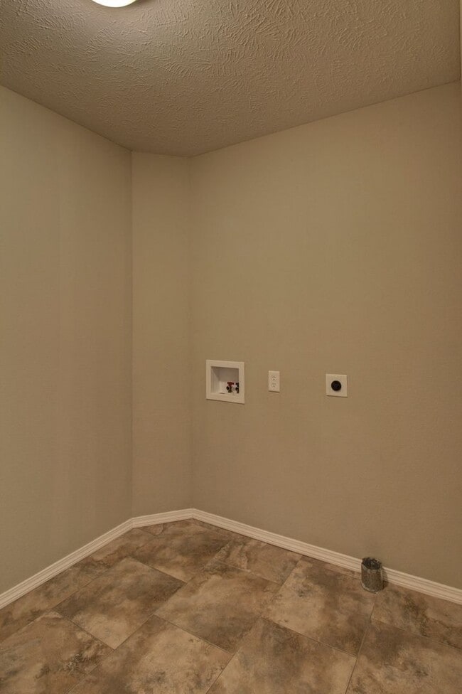 Building Photo - 3 Bedroom in Ozark!