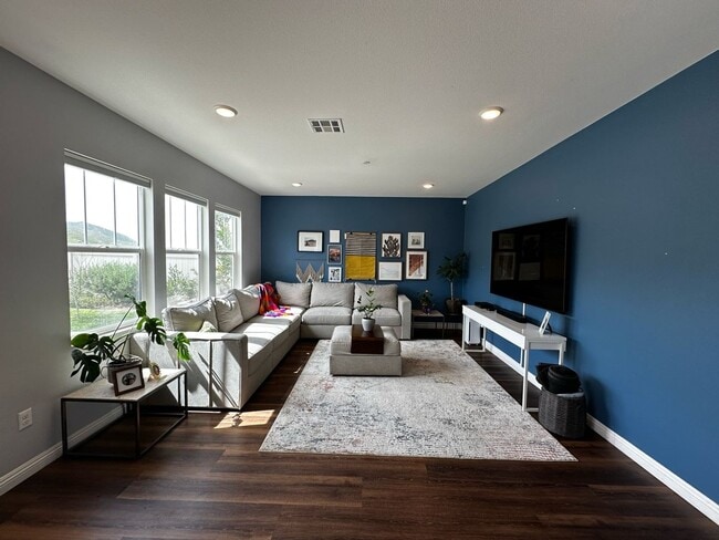 Building Photo - 4 Bedroom Single Family Home in Riverside