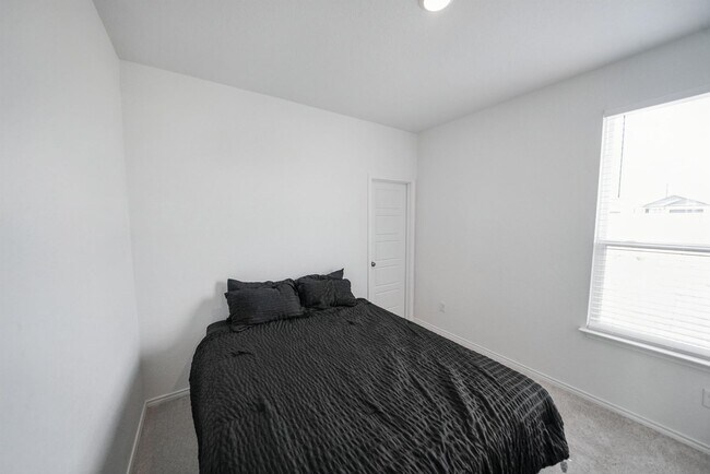 Building Photo - Beautifully Maintained Single-Story Home i...