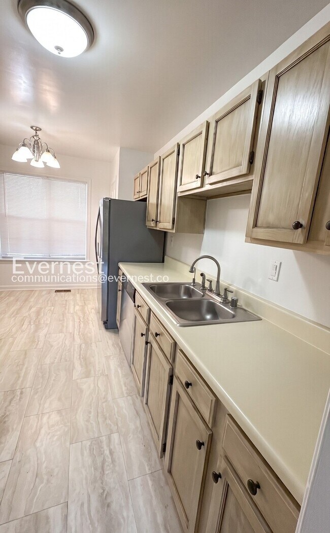 Building Photo - 3 Bed, 3.5 Bath Townhome with Modern Amenities / Available Now!