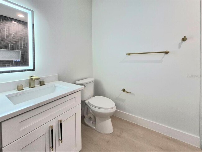 Building Photo - 3304 E North Bay St