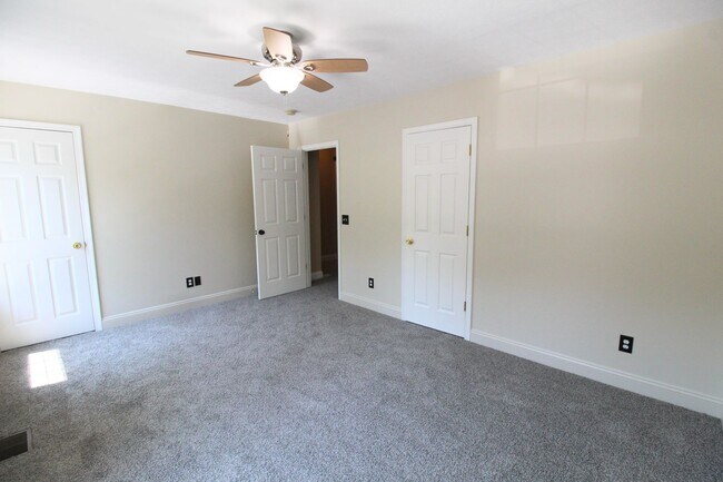 Building Photo - 2 bedroom 2.5 bathroom townhome for rent! ...
