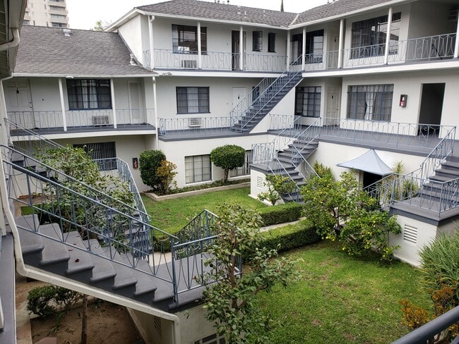 Courtyard - Garwood Manor Los Feliz