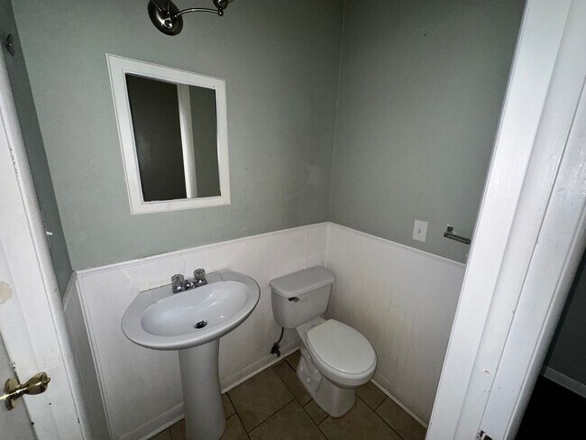 Building Photo - 511 Manor Dr