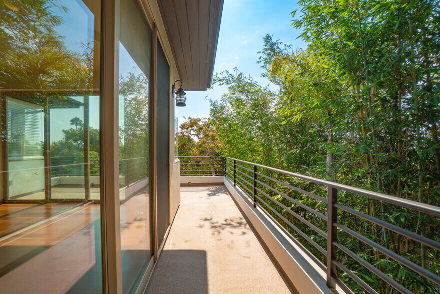 Balcony (south side) - 1542 Manhattan Beach Blvd