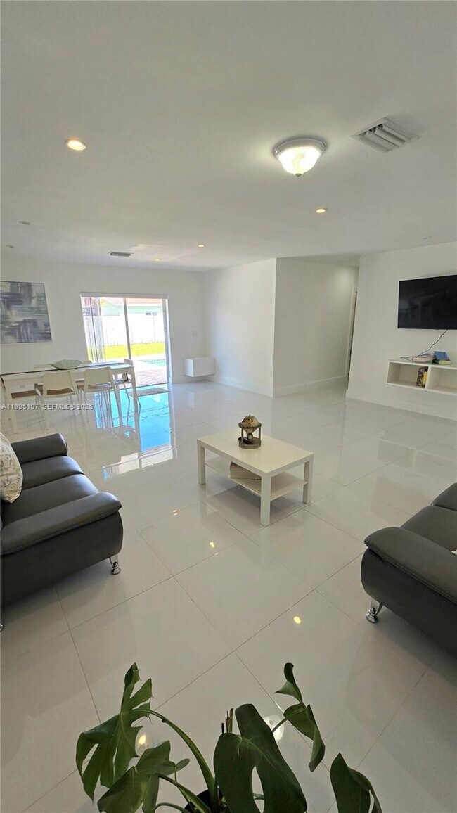 Building Photo - 9331 SW 27th St