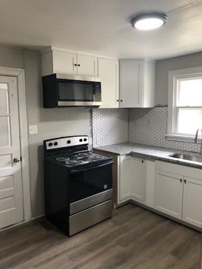 Building Photo - 2 bedroom home on large lot