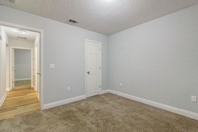 Building Photo - 515 Grand Ridge Dr