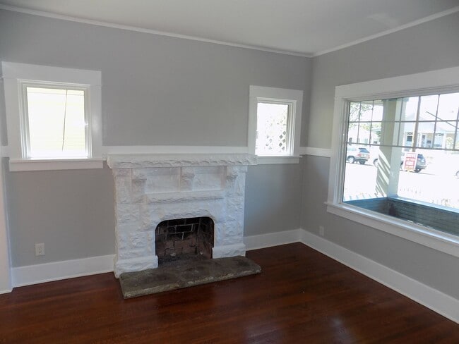 Building Photo - 3 Bedroom/2 Bathroom Craftsman | Master wi...