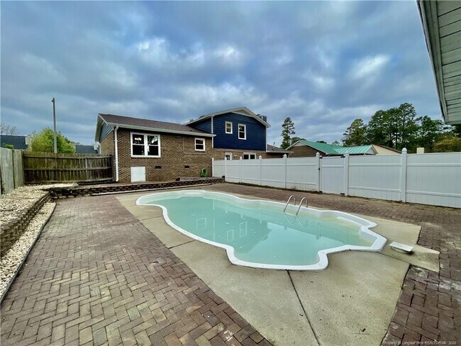 Building Photo - 623 Daharan Dr
