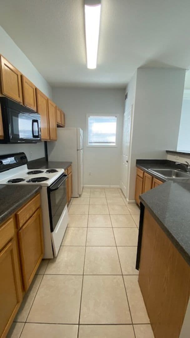 Building Photo - Beautiful Condo Fully Remodeled!! A Must See To Appreciate!!