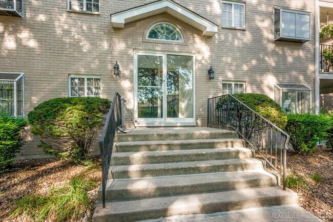Building Photo - 451 Valley Dr