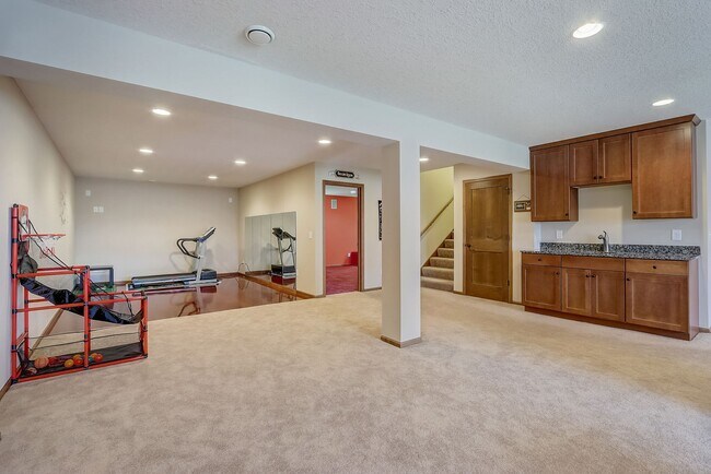 Building Photo - Grand 5 bed 4.5 bath Maple Grove Home w/ 3...