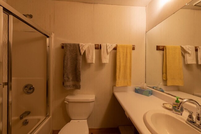 Building Photo - 4168 Lake Shore Dr