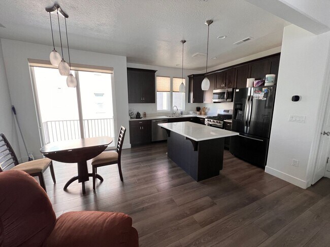 Building Photo - Modern 2 Bedroom Townhome with Stunning La...