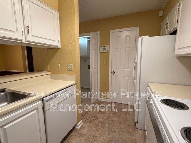 Building Photo - 3148 Vlg W Dr