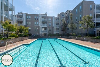 Building Photo - Rivermark Condo | In Unit Washer/Dryer | 2...