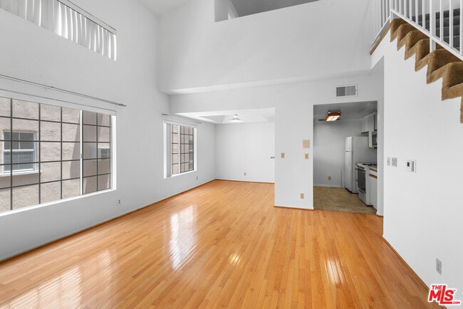 Building Photo - 607 N Rossmore Ave