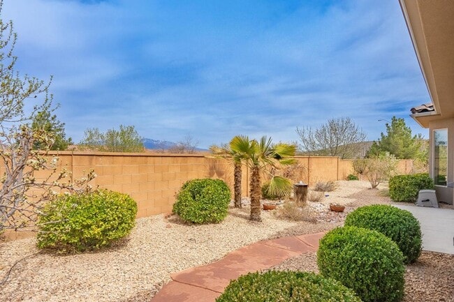Building Photo - Bright & Beautiful 2 Bedroom Home in Sun R...
