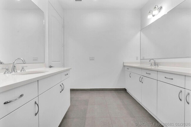 Building Photo - 6947 Pines Cir