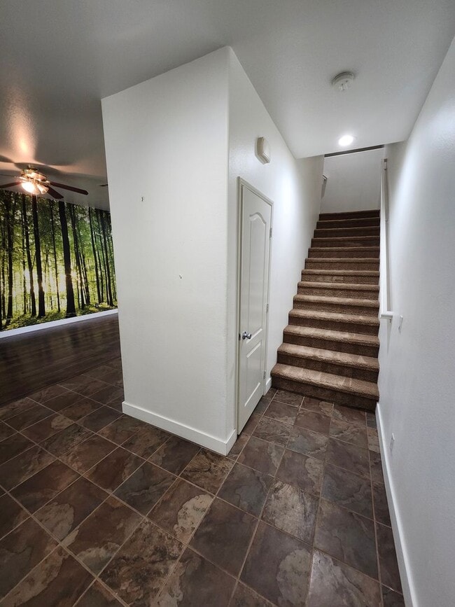 Building Photo - Beautiful two-story townhouse in Fontana G...
